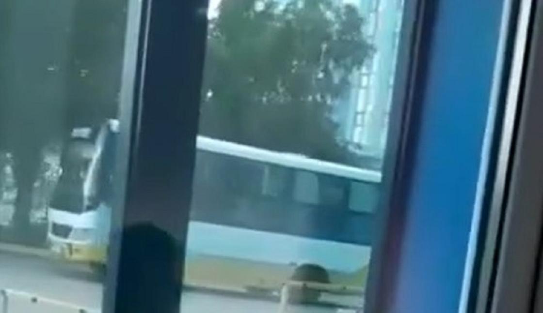 Автобус сдуло ветром во время урагана в Караганде (видео)