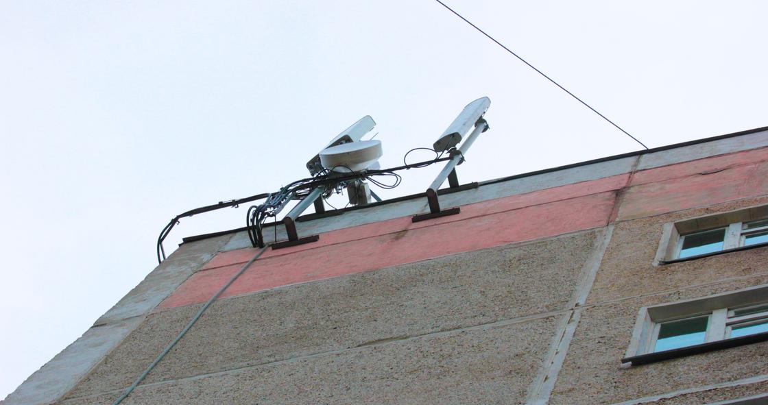 Эксперты рассказали о серьезной опасности антенн сотовых операторов на крышах домов