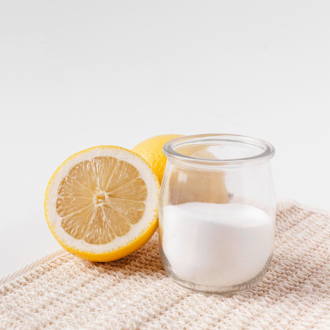 Лимон и йогурт на столе