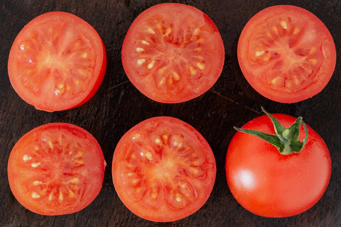 Целый и разрезанные помидоры