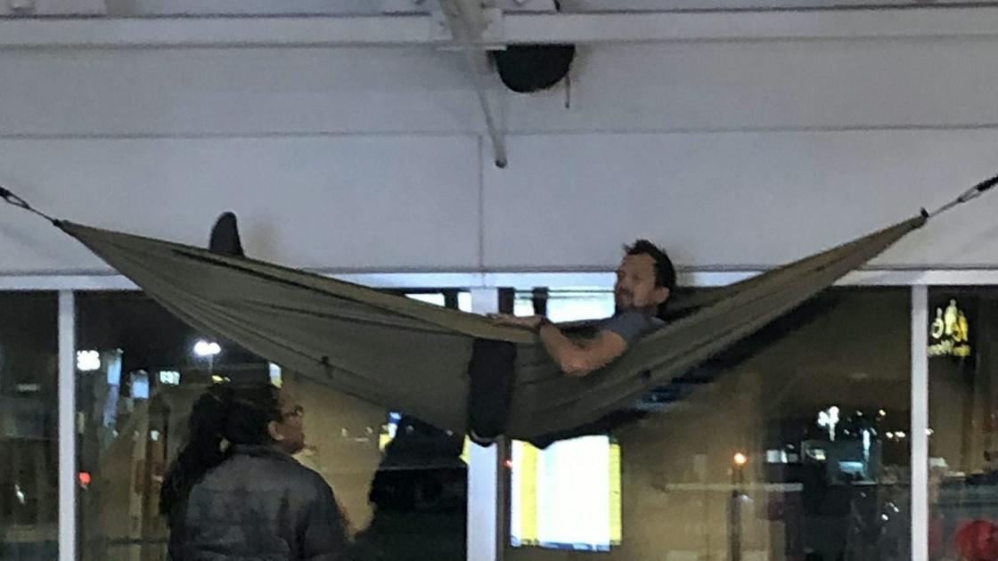 Турист решил отдохнуть в аэропорту и подвесил гамак под потолком (фото)