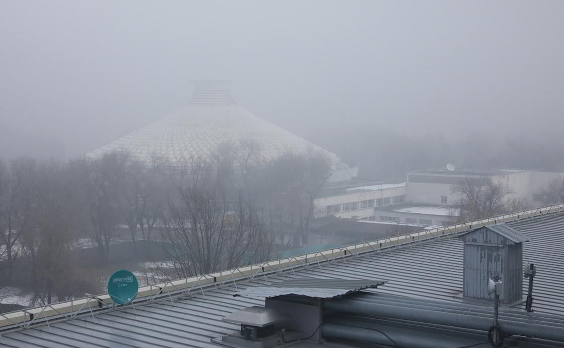 Густой туман укутал Астану и Алматы (фото)