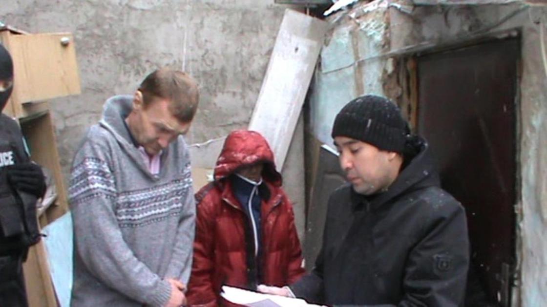 Спецоперация в Алматы: полицейские накрыли наркопритон (фото)