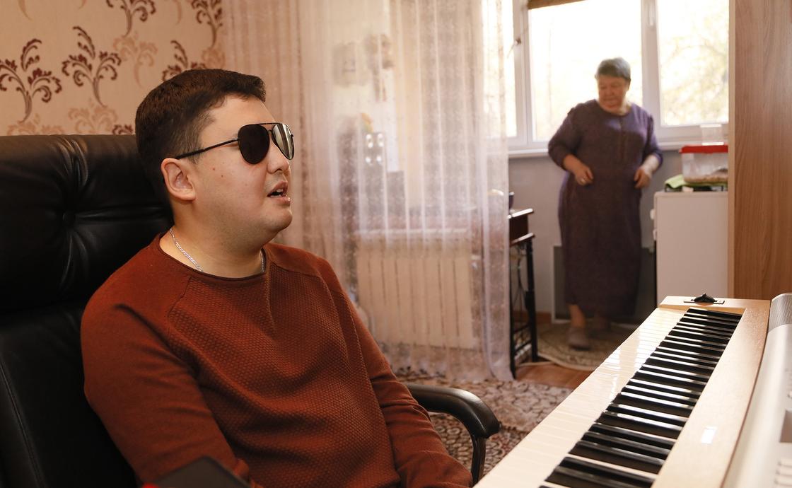 Незрячий талантливый музыкант живет с мамой на 15 квадратах и не может найти работу в Алматы