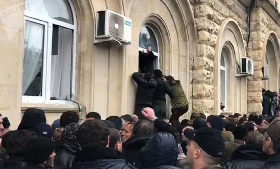 Демонстранты штурмуют резиденцию президента Абхазии (фото, видео)
