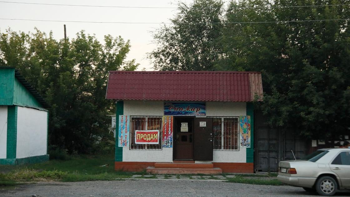 Магазин стоит у дороги в селе