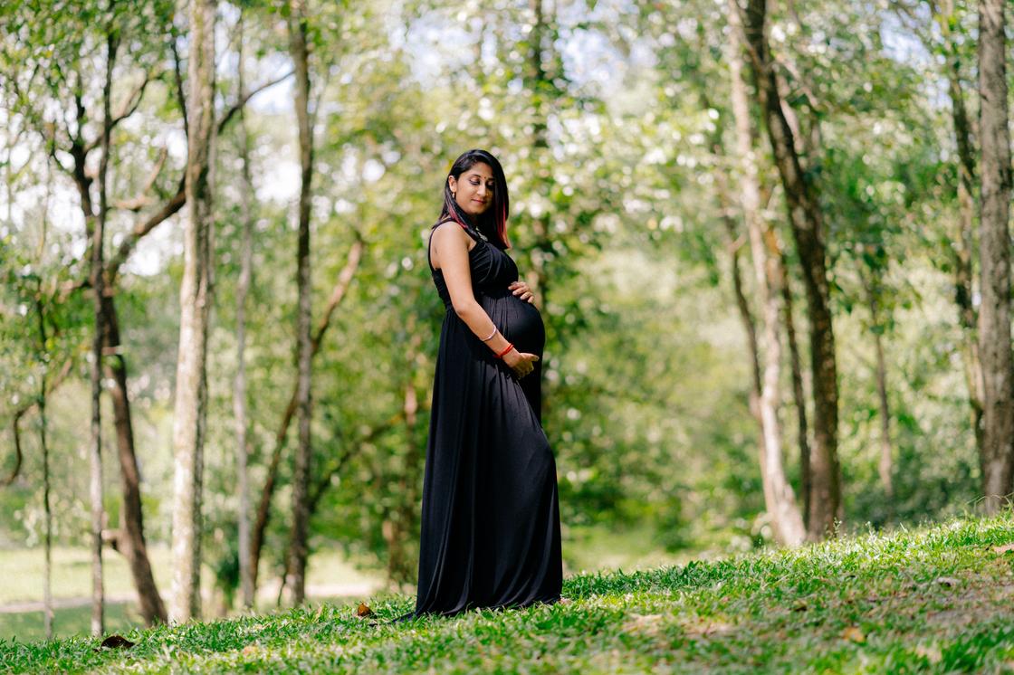 Беременная женщина поддерживает свой живот