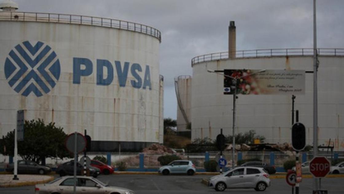 СМИ: нефтяники Венесуэлы переводят свои счета в российский банк