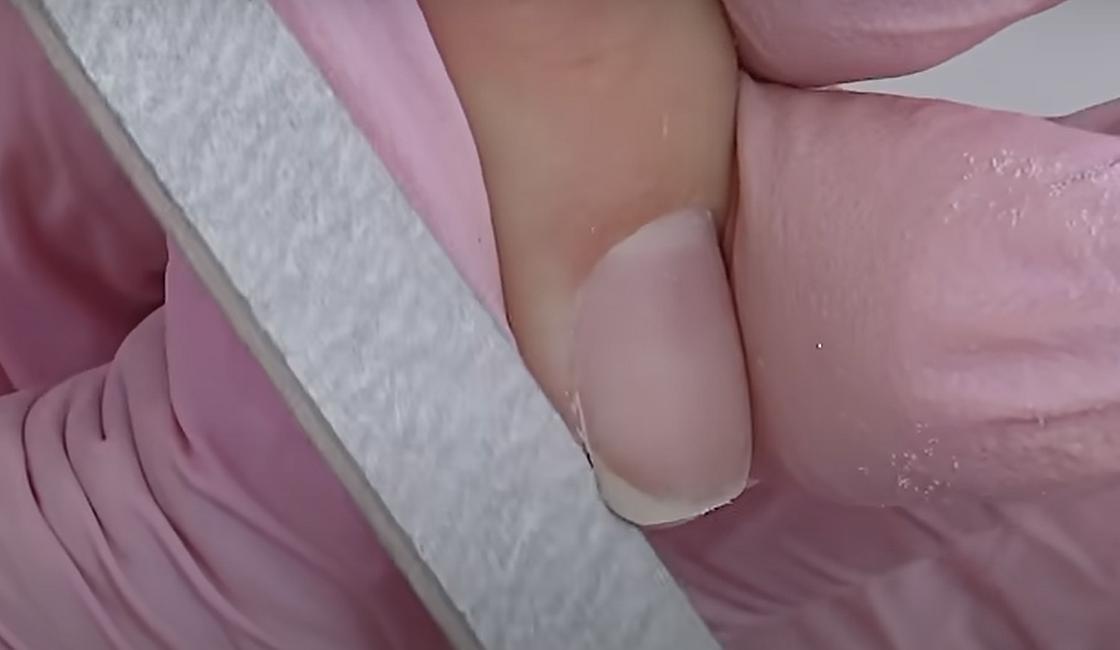 Подпиливание ногтей пилочкой средней жесткости