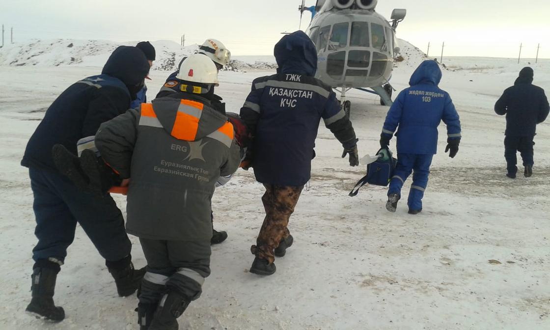 Мужчину придавило машинами в снежном заторе в Карагандинской области Мужчину придавило машинами в снежном заторе в Карагандинской области