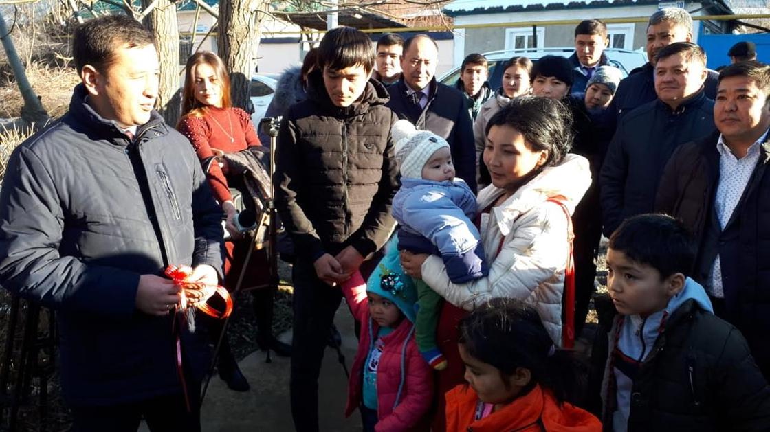 Выступившей перед президентом многодетной матери подарили дом в Туркестанской области