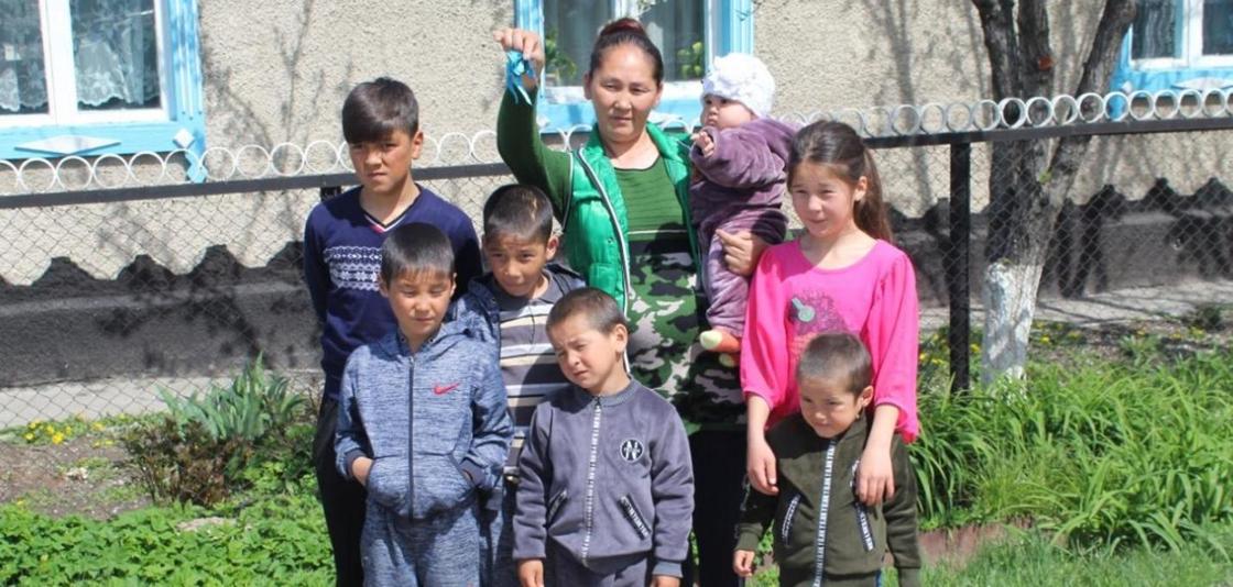 Многодетной матери подарили дом в Алматинской области (фото)