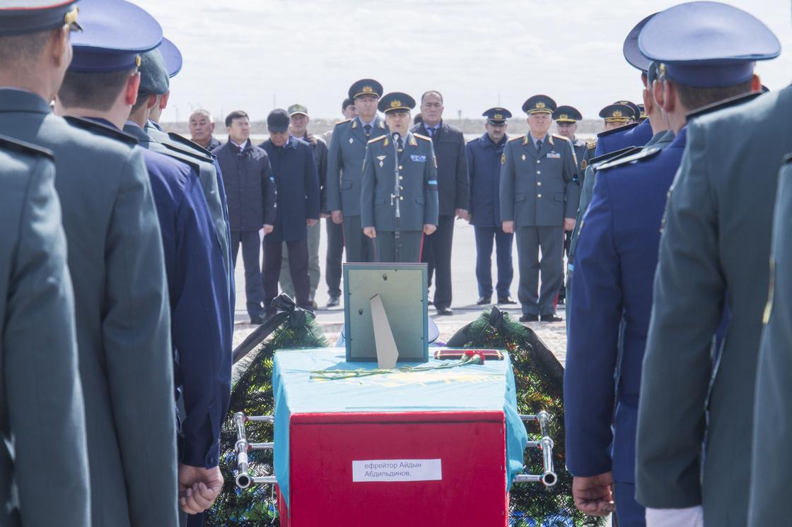 Погибших летчиков проводили в последний путь в Кызылорде (фото)