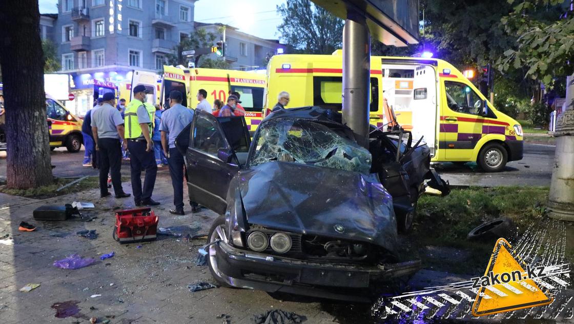 Один погиб, четверо пострадали: жуткая авария произошла в Алматы