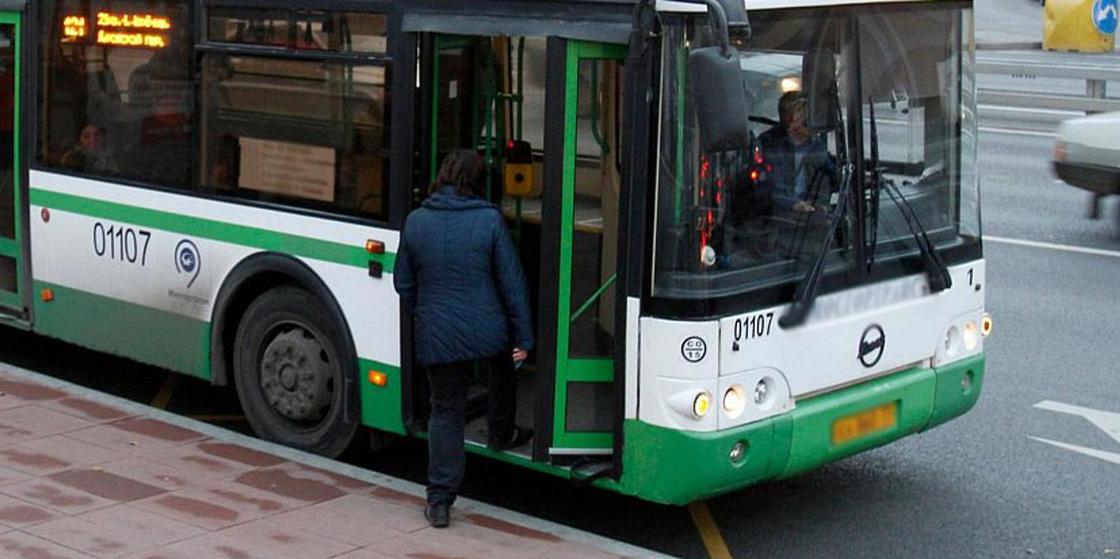 Автобус врезался в стену автопарка в Караганде Автобус врезался в стену автопарка в Караганде