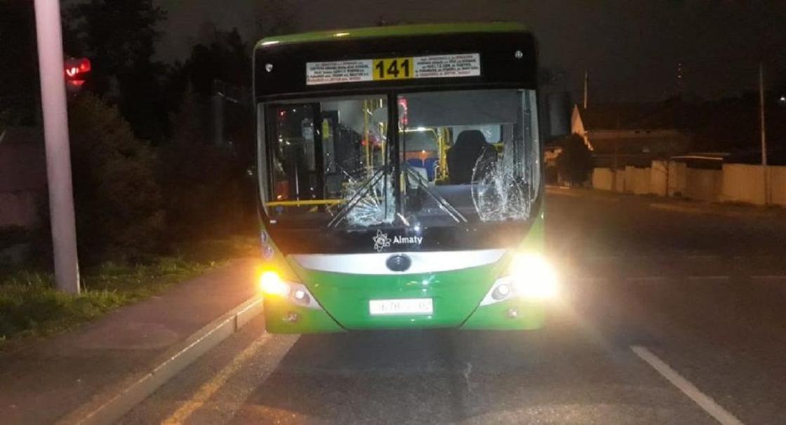 Два пешехода погибли под колесами автобуса в Алматы (фото) Два пешехода погибли под колесами автобуса в Алматы (фото)