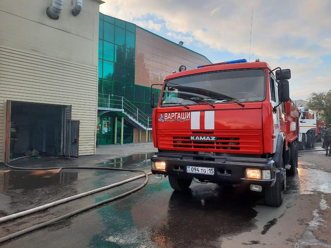 Пожарная машина близ гипермаркета "Семейный"