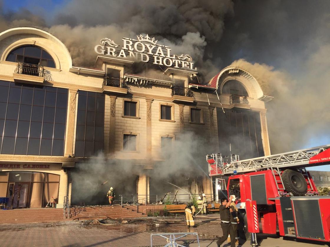 Взрыв и крупный пожар произошел возле гостиницы в Туркестане (фото, видео)
