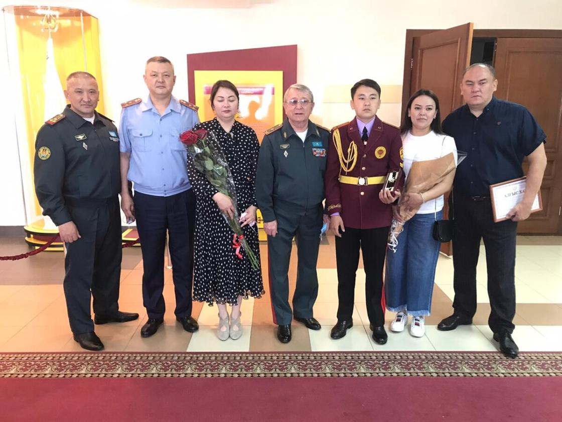 Спасшего мужчину 15-летнего подростка наградили в полиции Алматинской области