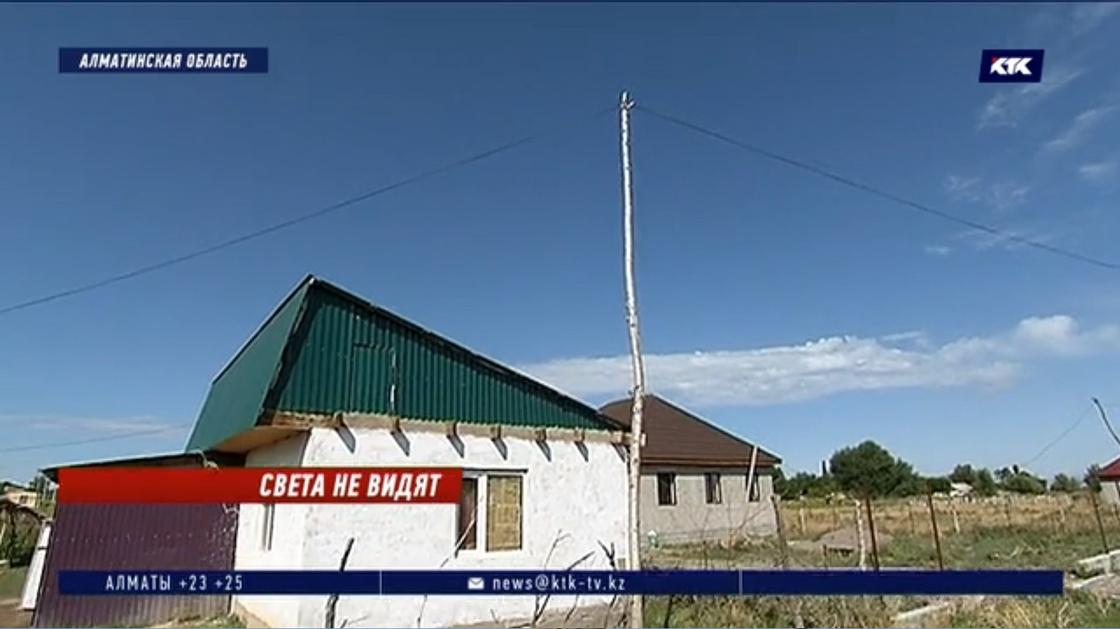 Школьники делают уроки на улице в селе Тескенсу Школьники делают уроки на улице в селе Тескенсу