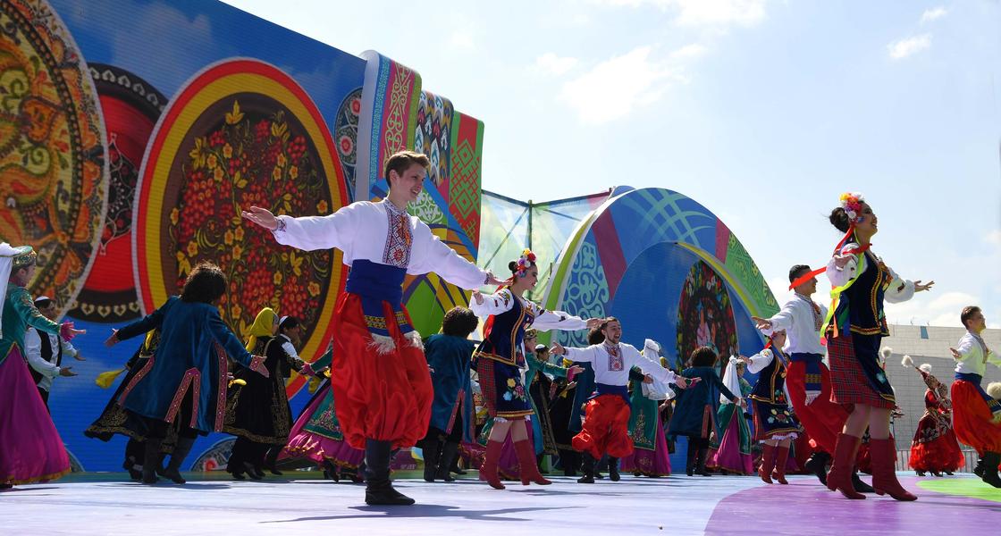 Назарбаев посетил народные гуляния по случаю празднования Дня единства
