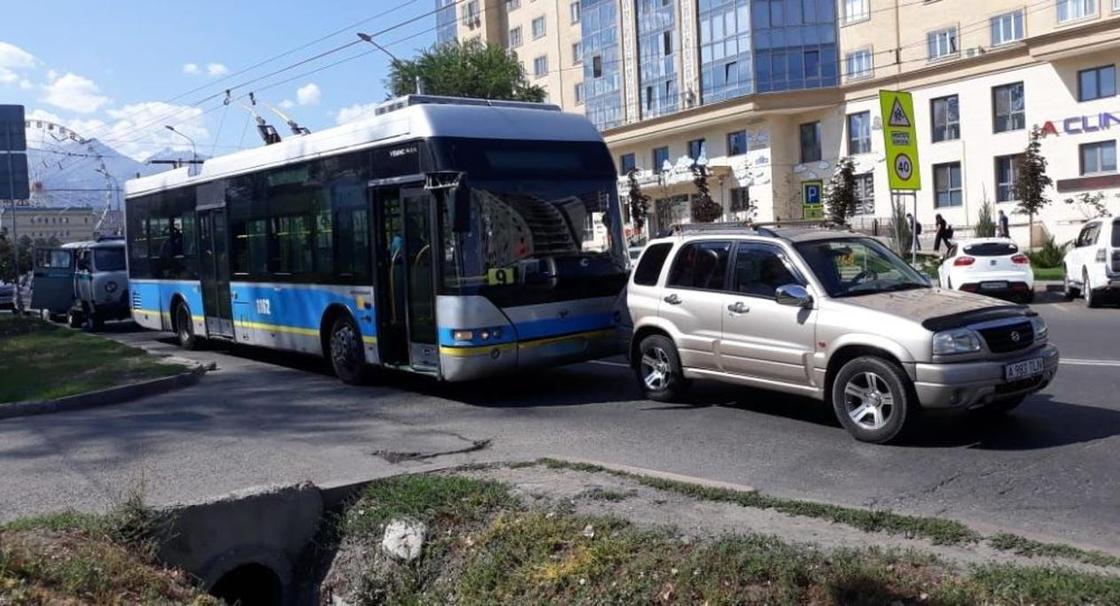 Таксист устроил ДТП с троллейбусом в Алматы