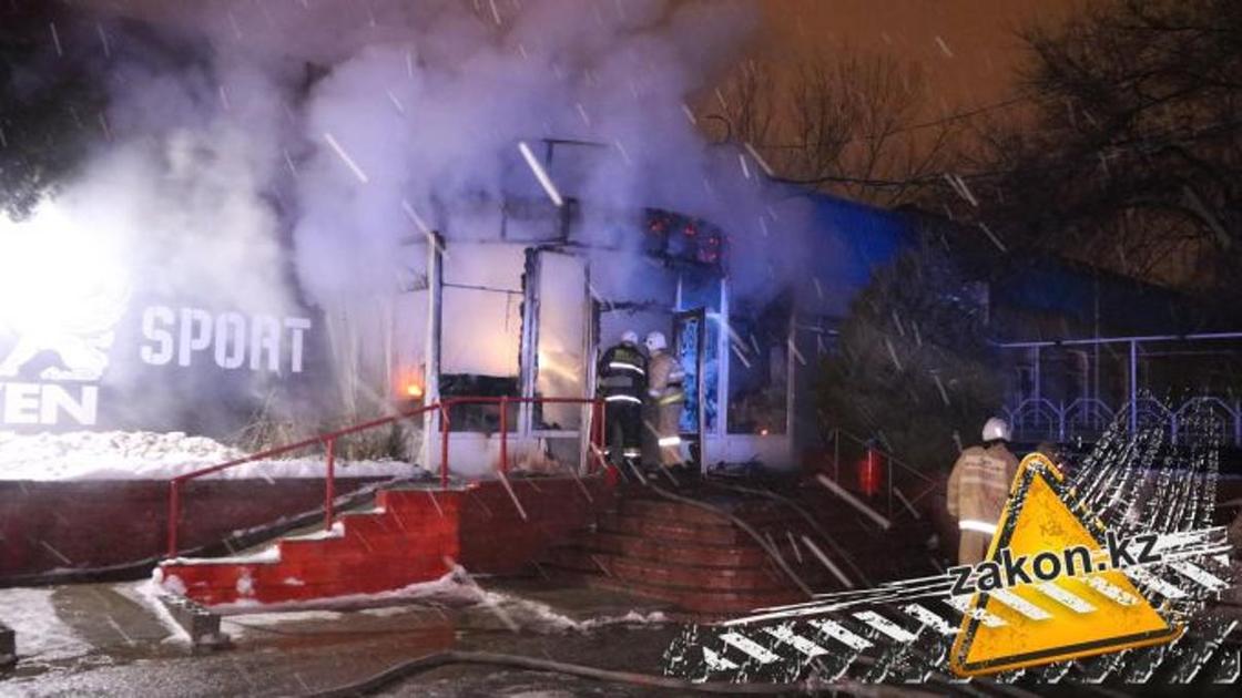 Продуктовый магазин сгорел в Алматы (фото)