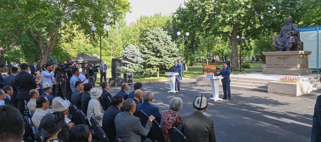 Президенты Казахстана и Кыргызстана на церемонии открытия памятника Абая