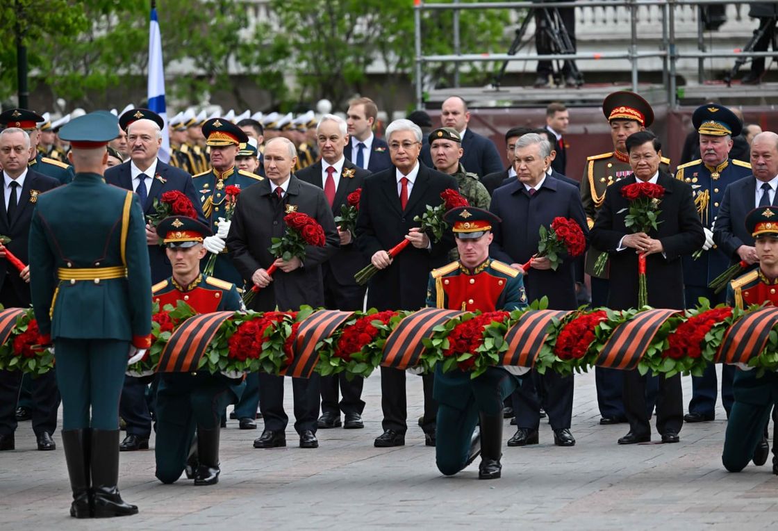 Белгісіз жауынгер бейітіне гүл шоқтарын қою рәсімі