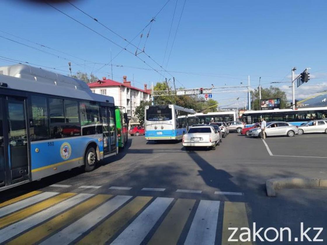 Транспортный коллапс на улице Тимирязева в Алматы Транспортный коллапс на улице Тимирязева в Алматы