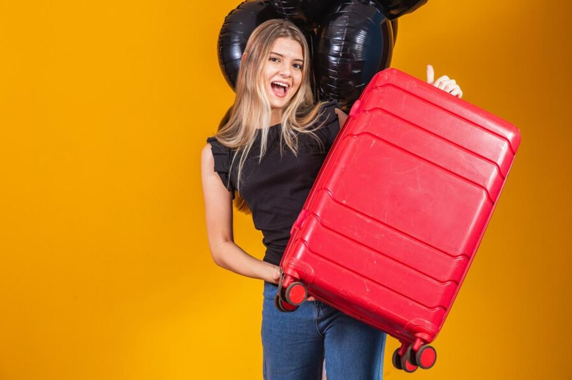 Девушка с красным чемоданом
