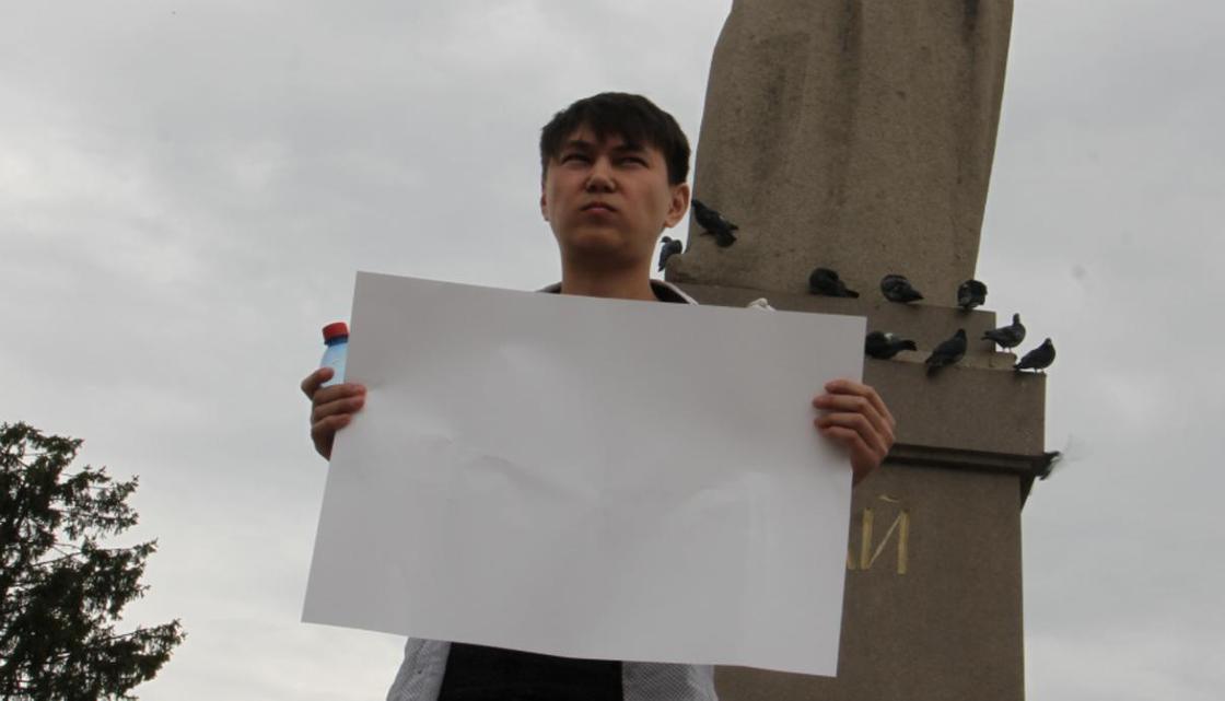 Парня с пустым плакатом задержали в Уральске (фото)