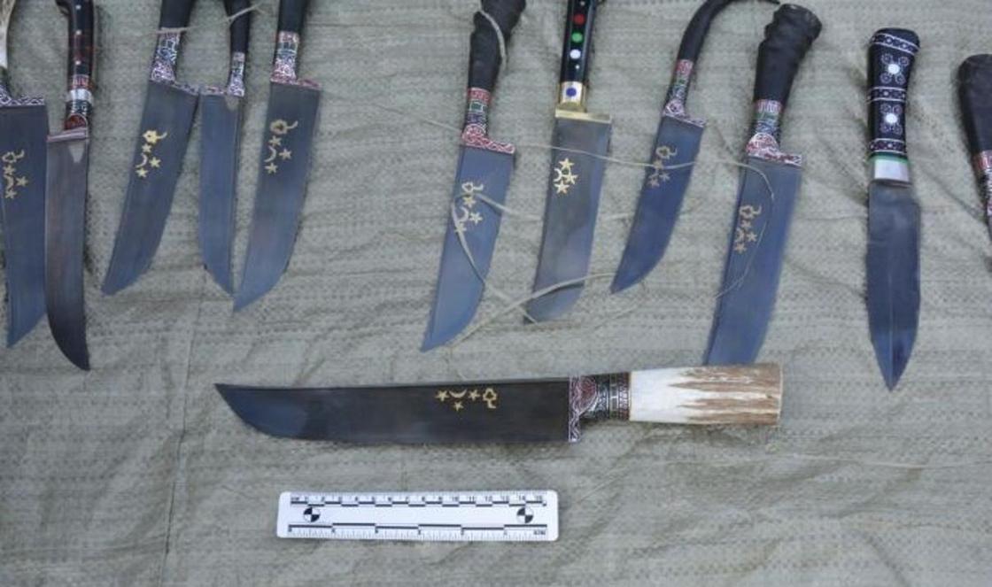 Шесть мешков с ножами пытался провезти россиянин в Казахстан (фото)