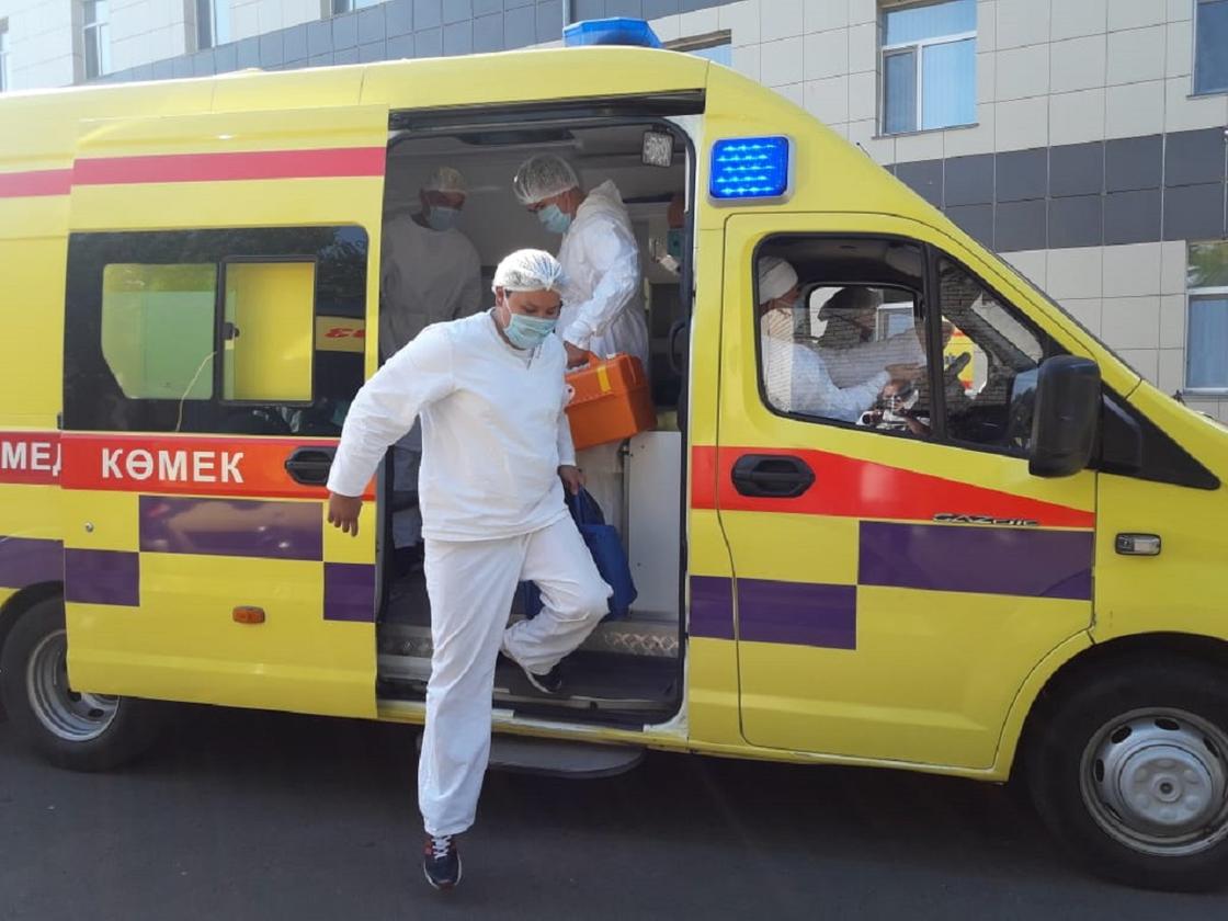 "Такого никогда не было": врачи "скорой" о росте больных пневмонией и Covid-19 в Павлодаре