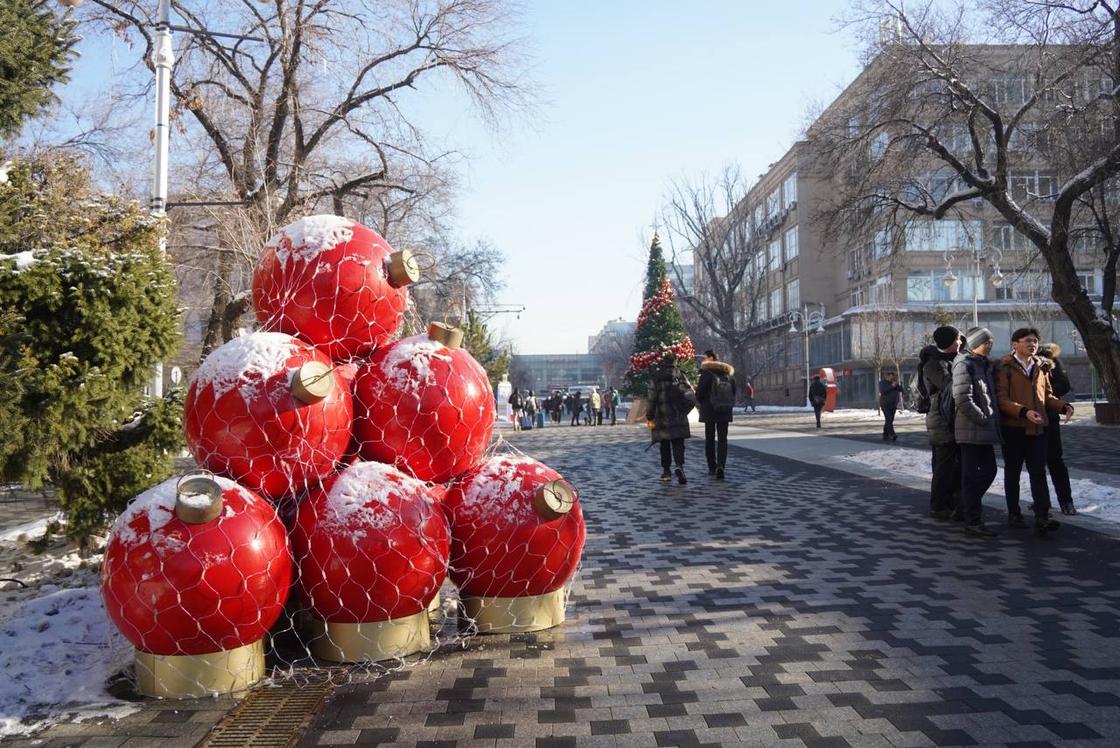 Новогодние украшения в Алматы