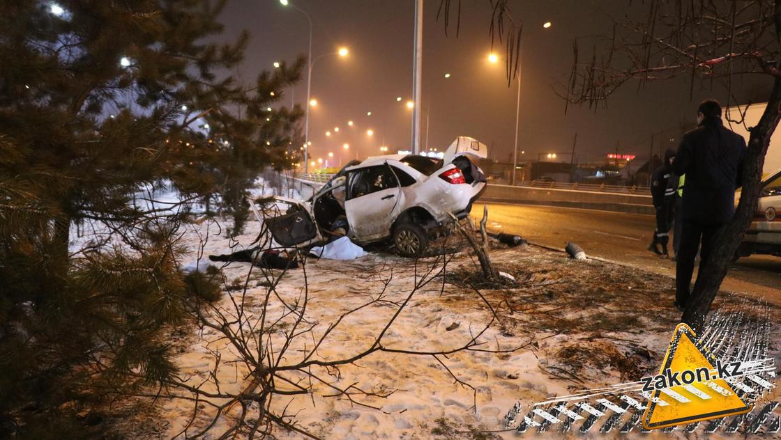 Смертельная авария произошла в Алматы (фото, видео)