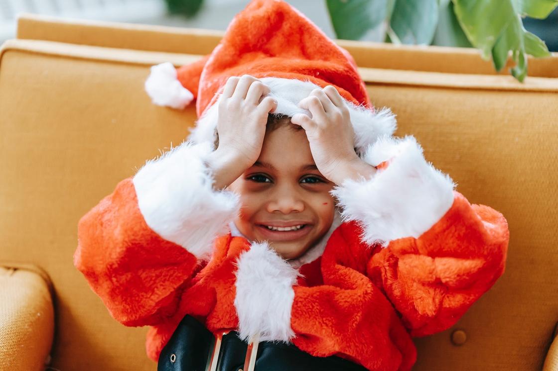 Мальчик в костюме Санта-Клауса