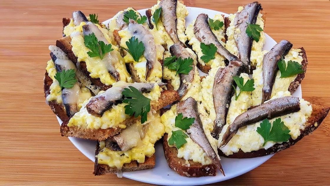 Бутерброды со шпротами: вкусный рецепт Бутерброды со шпротами: вкусный рецепт