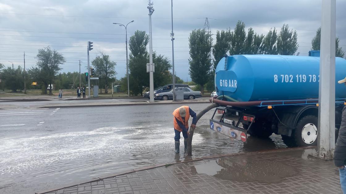 Водовозы откачивают дождевую воду на дороге в Нур-Султане