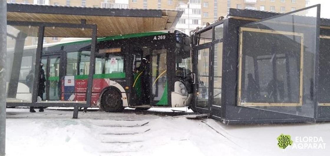 Водитель автобуса врезался в теплую остановку в Астане