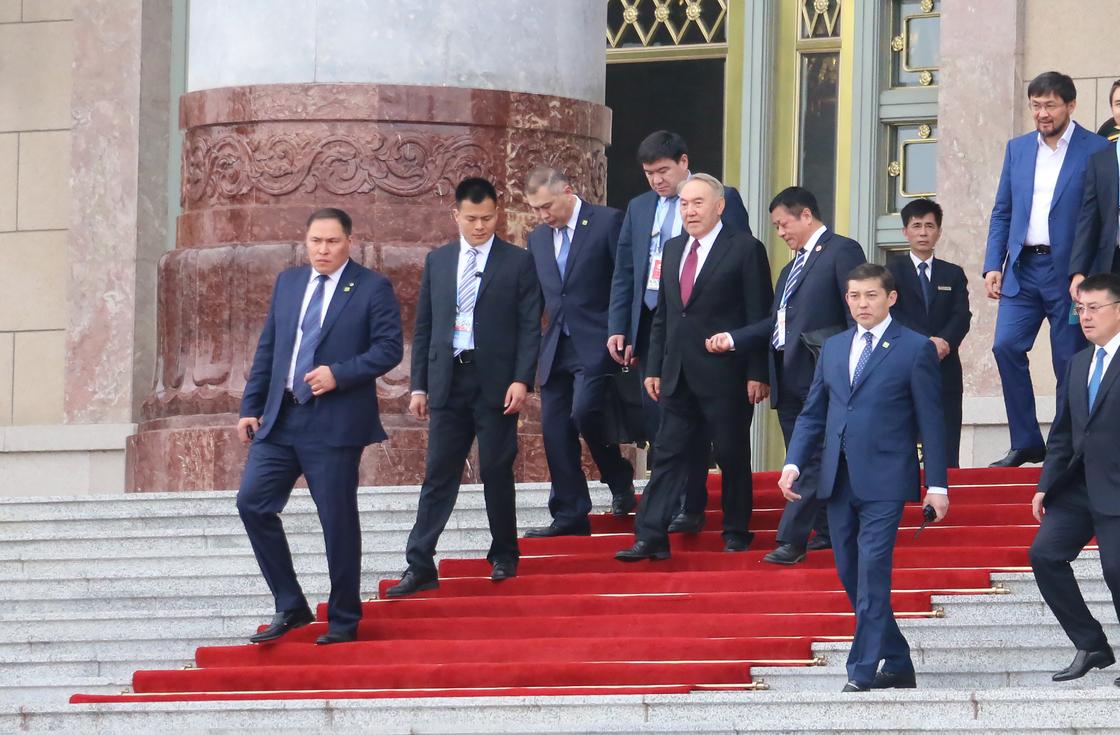 Из-за кортежа Назарбаева на площади Пекина случилось столпотворение