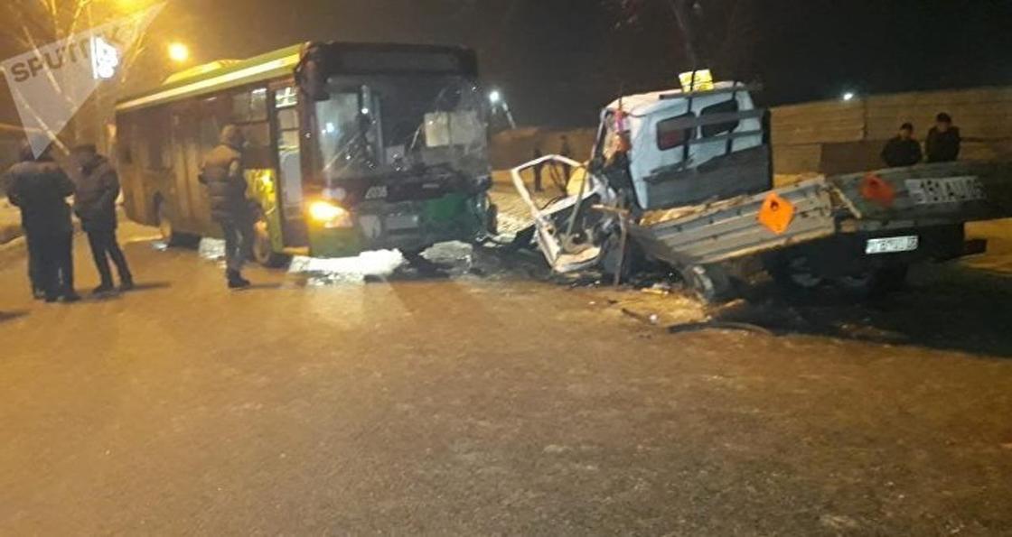 Пассажирский автобус врезался в грузовик с газовыми баллонами в Алматы