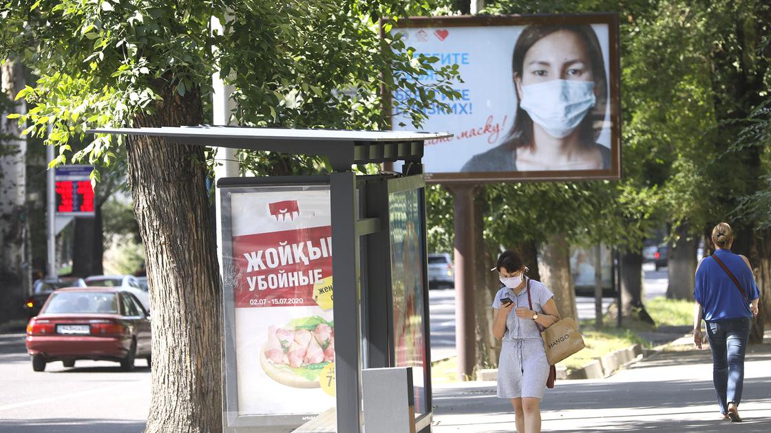 В каких случаях казахстанцам можно не носить маски, рассказали в Минздраве