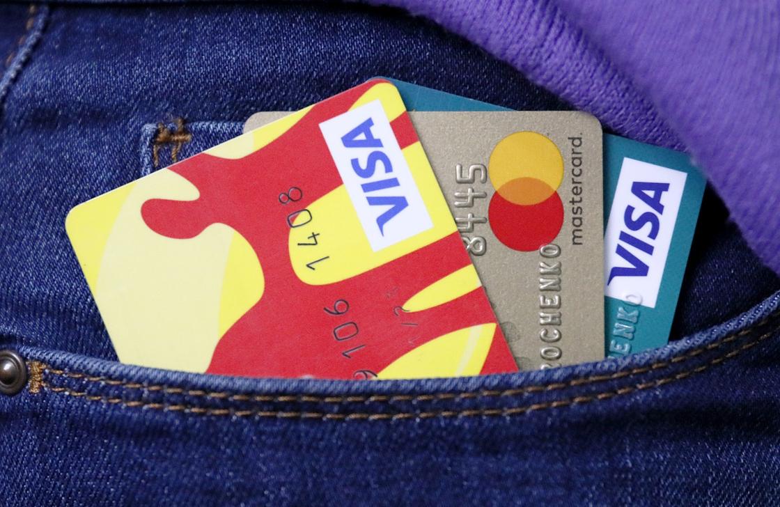 Кредитные карты лежат в кармане