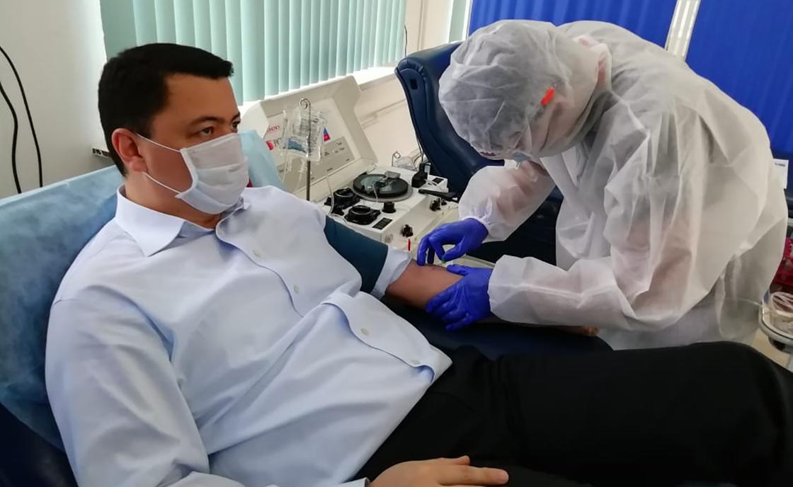 Камалжан Надыров сдал кровь на антитела к коронавирусу в Алматы