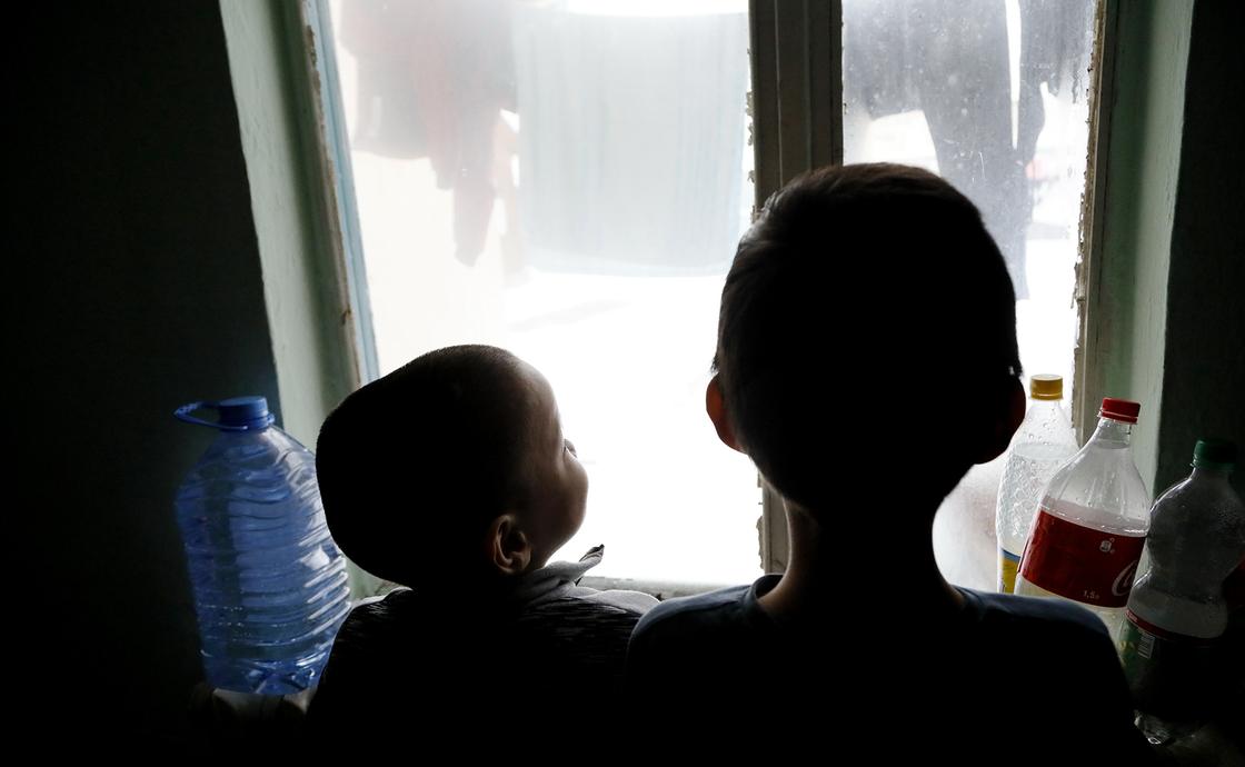 Ребенок мечтает иметь кровать: Алматинка живет с тремя детьми в 10-метровой времянке