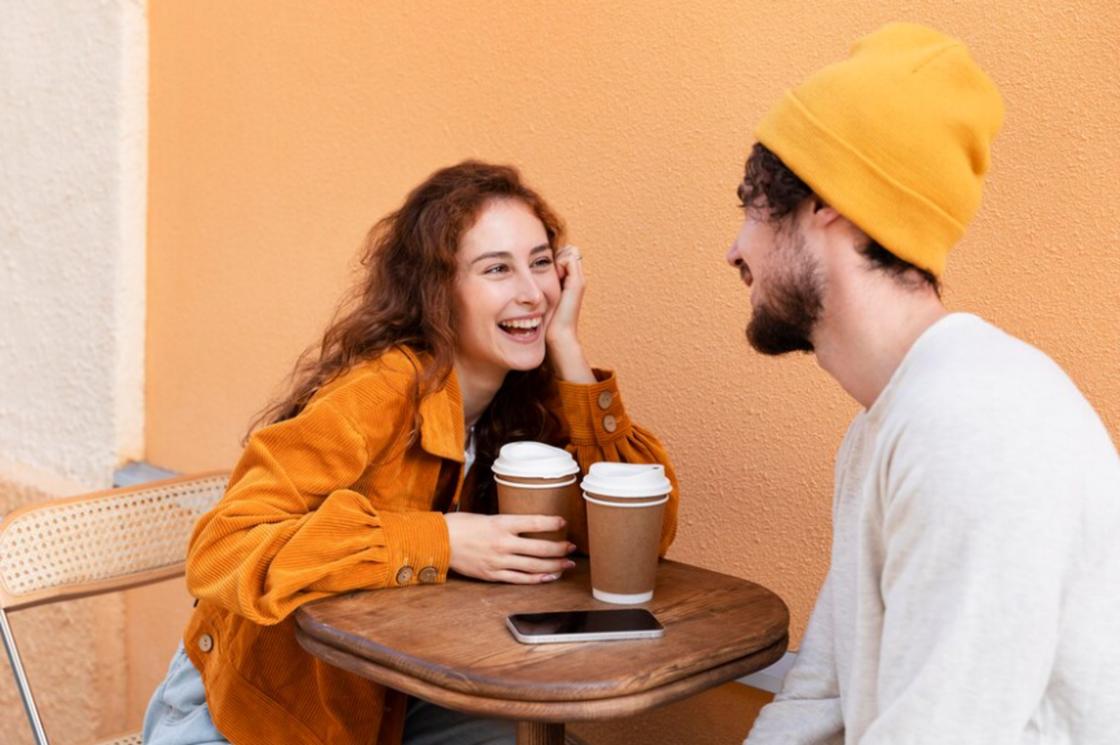 Парень и девушка общаются и пьют кофе