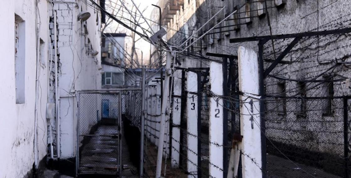 Парней осудили на длительные сроки за изнасилование 17-летней в Алматинской области