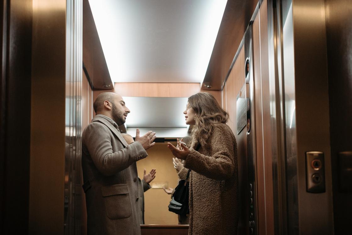 Мужчина и женщина ссорятся в лифте