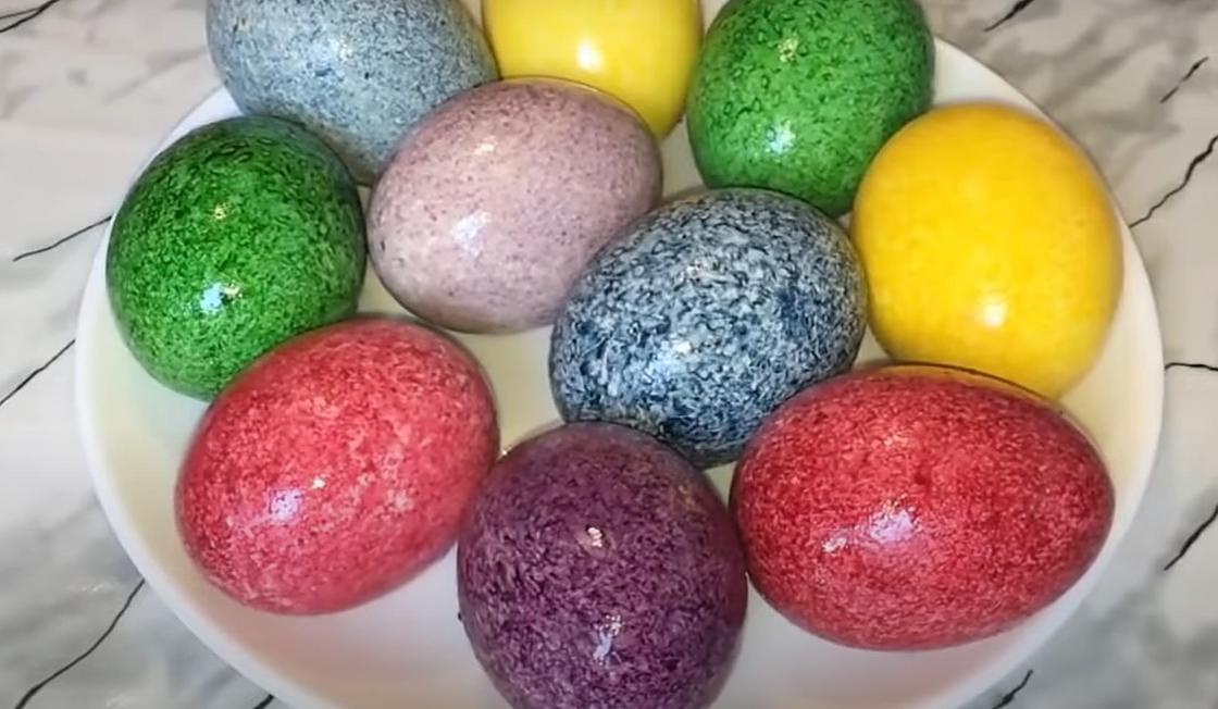 Крашеные на Пасху яйца на тарелке